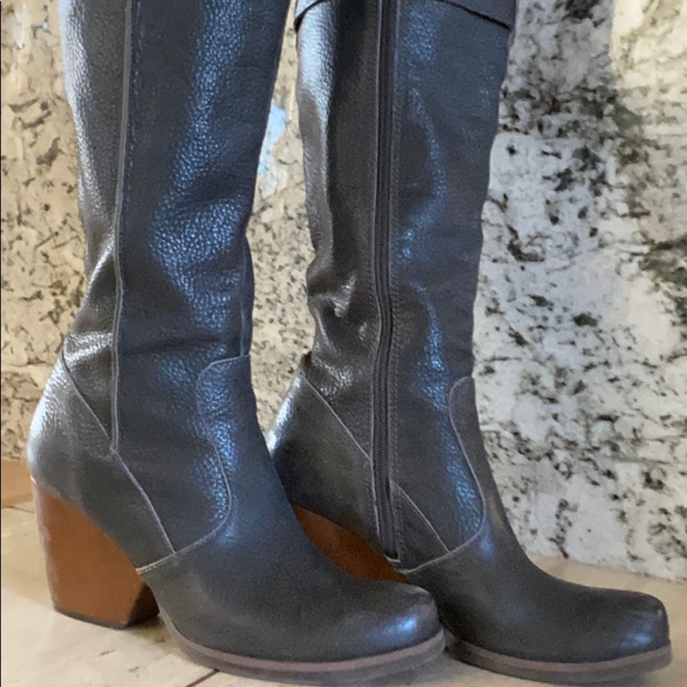 Korks 9.5 Grey tall boots great condition